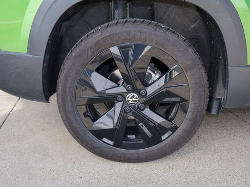 Certified 2025 Volkswagen Taos SE FWD image 9