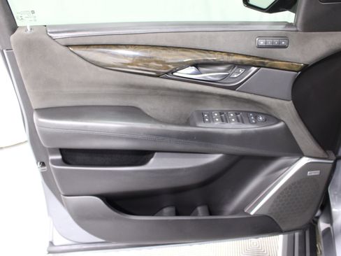 Used 2019 Cadillac Escalade ESV Platinum AWD/4WD image 6