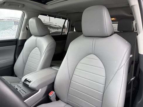Used 2024 Toyota Highlander XLE image 9