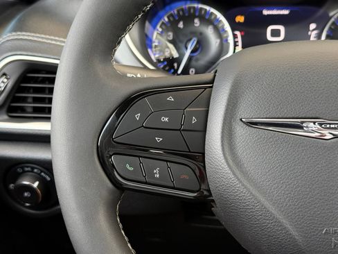 Used 2025 Chrysler Pacifica Limited FWD image 38