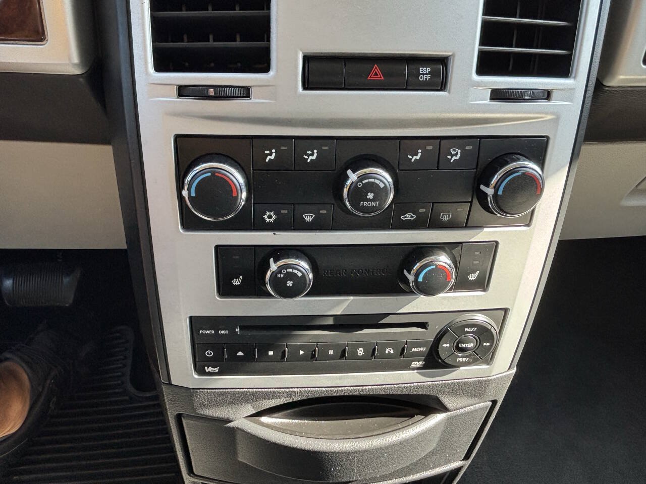 Used 2010 Chrysler Town & Country Touring Plus FWD image 22