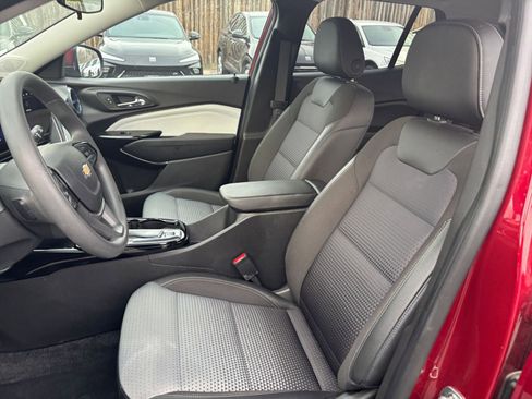 Used 2025 Chevrolet Trax LT image 30