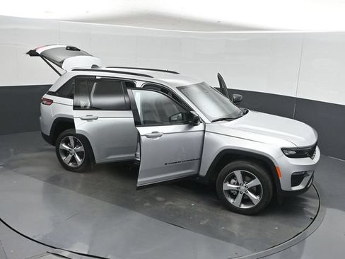 Used 2025 Jeep Grand Cherokee Limited w/ Black Appearance Package AWD/4WD image 63