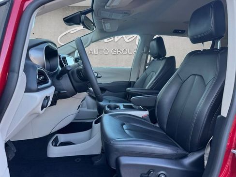 Used 2024 Chrysler Pacifica Touring-L image 19