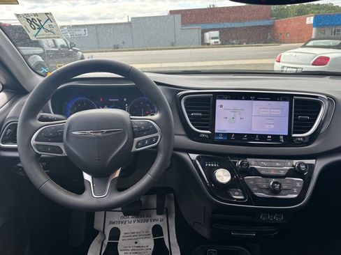 Used 2025 Chrysler Pacifica Select FWD image 7