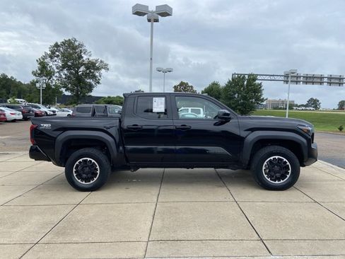 Used 2024 Toyota Tacoma TRD Off-Road AWD/4WD image 15