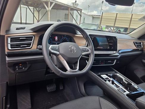 Used 2025 Volkswagen Atlas SE FWD image 15