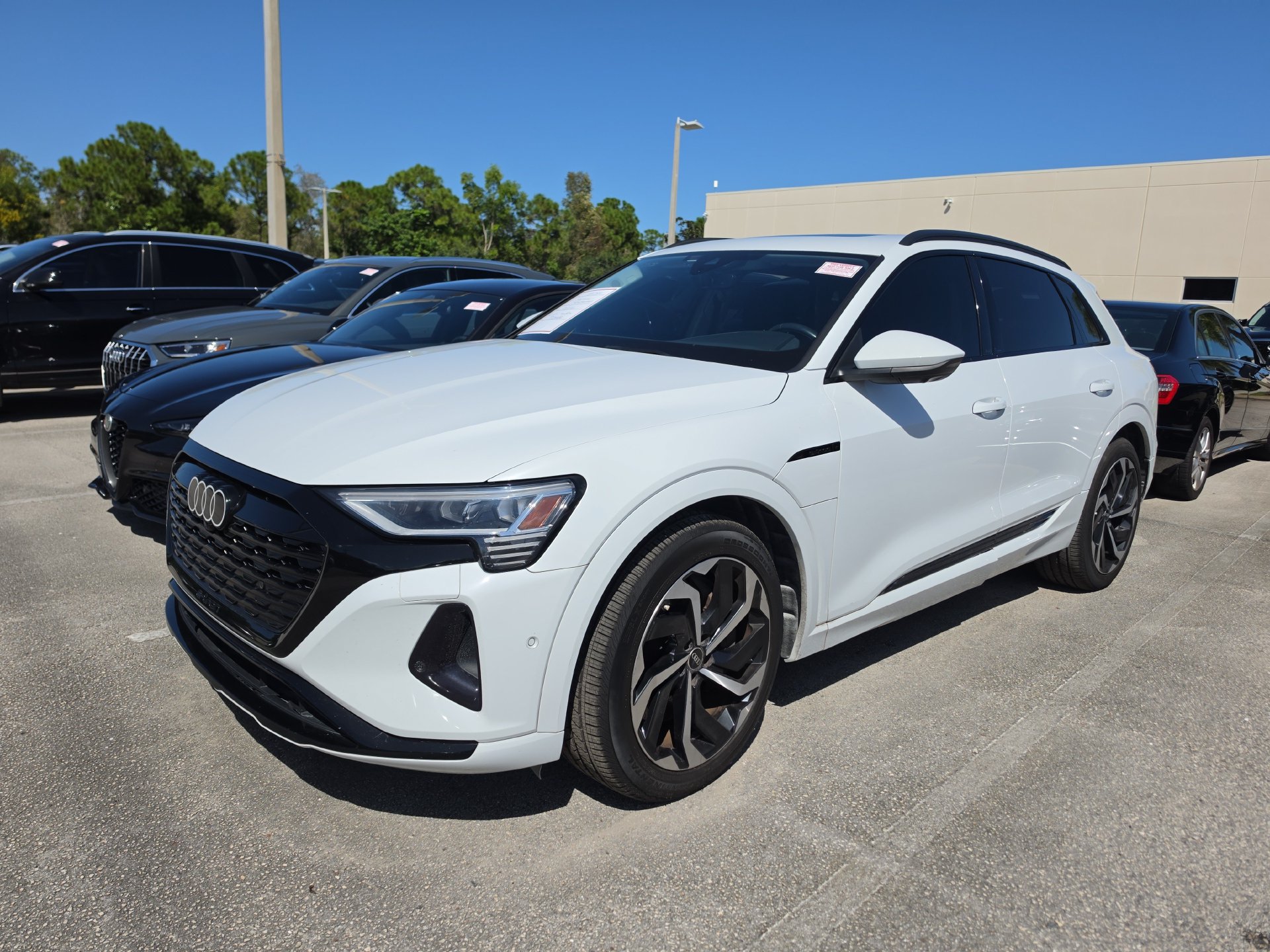 Used 2024 Audi Q8 e-tron Premium Plus AWD/4WD image 3