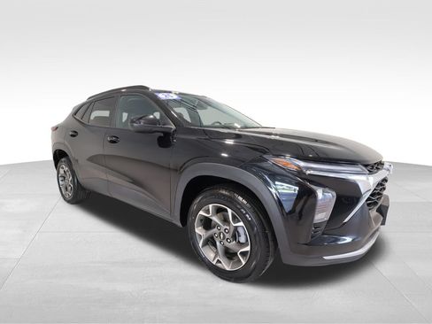 Used 2025 Chevrolet Trax LT FWD image 6