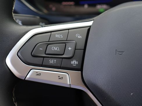 Certified 2022 Volkswagen Taos SE FWD image 22