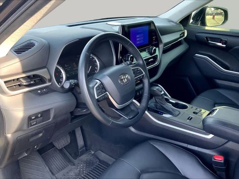 Used 2023 Toyota Highlander XLE FWD image 18