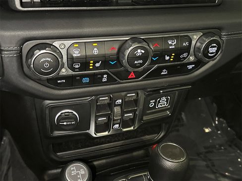 Used 2024 Jeep Wrangler Unlimited Sahara image 25