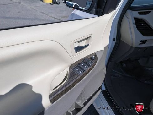Used 2020 Toyota Sienna XLE Premium FWD image 26