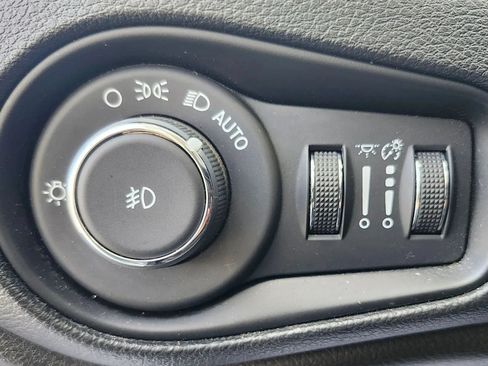 Used 2018 Jeep Renegade Trailhawk w/ Cold Weather Group II AWD/4WD image 19