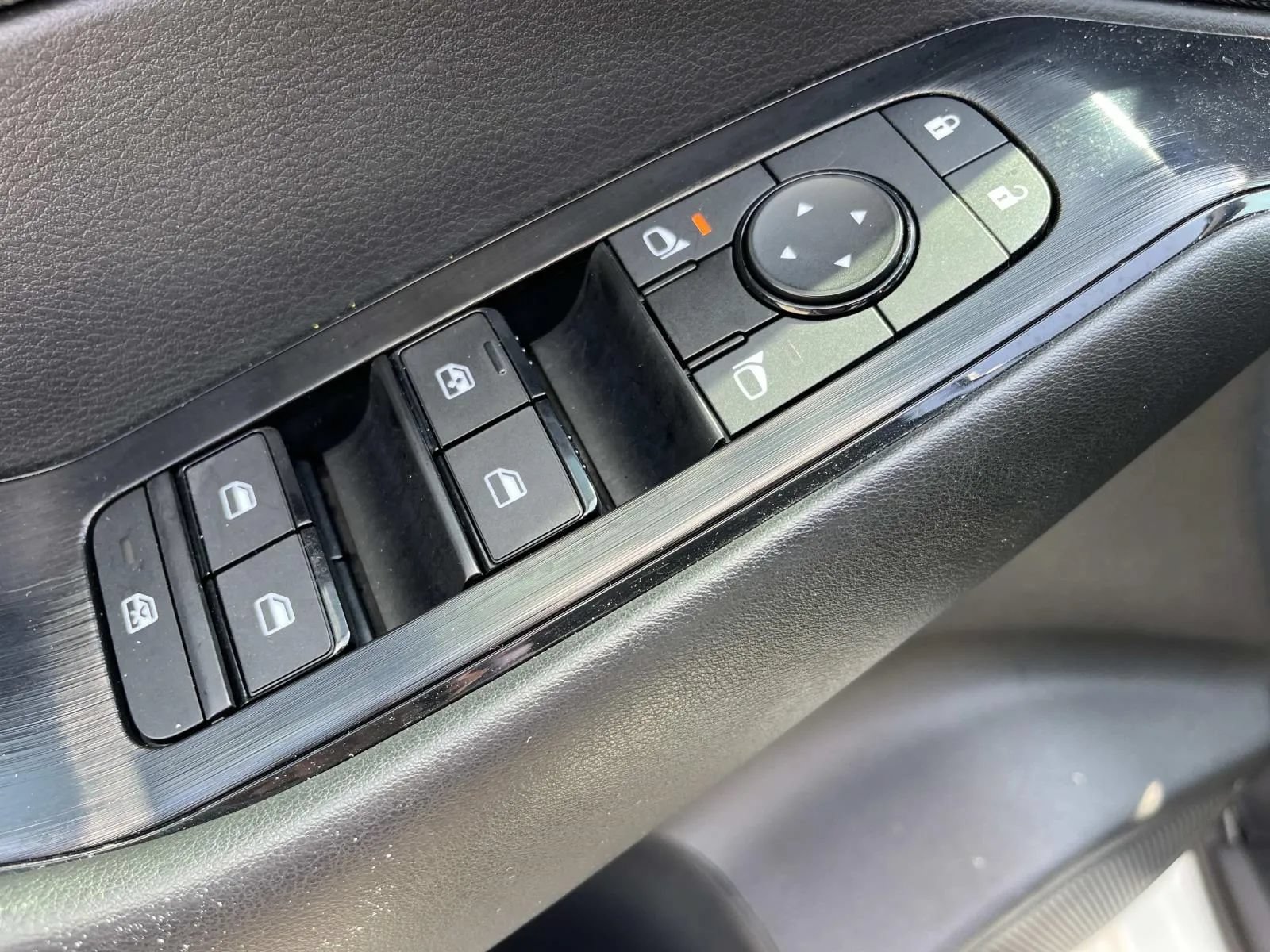 Used 2023 Nissan Rogue S FWD image 28