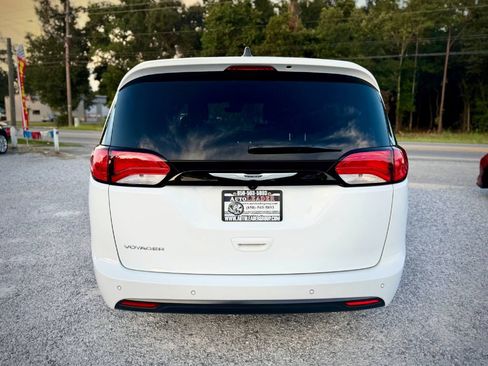 Used 2025 Chrysler Voyager LX FWD image 3
