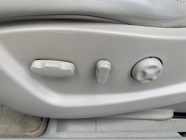 Used 2010 Cadillac DTS Luxury FWD image 12