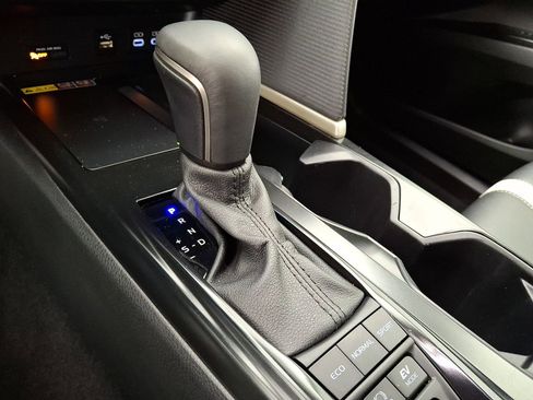 Certified 2025 Toyota Camry SE FWD image 4