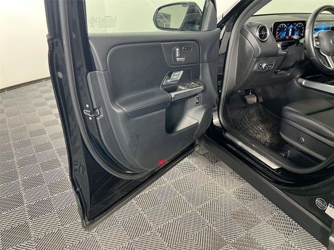 Used 2021 Mercedes-Benz GLB 250 4MATIC image 16