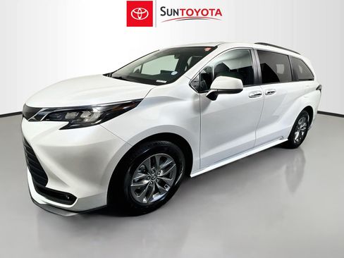 Used 2026 Toyota Sienna XLE FWD image 9
