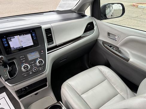 Used 2016 Toyota Sienna image 28