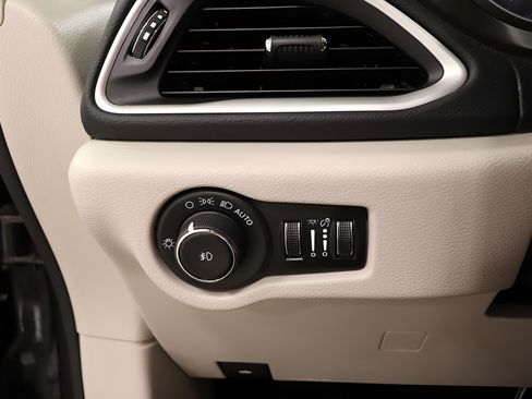 Used 2023 Chrysler Pacifica Touring-L FWD image 18