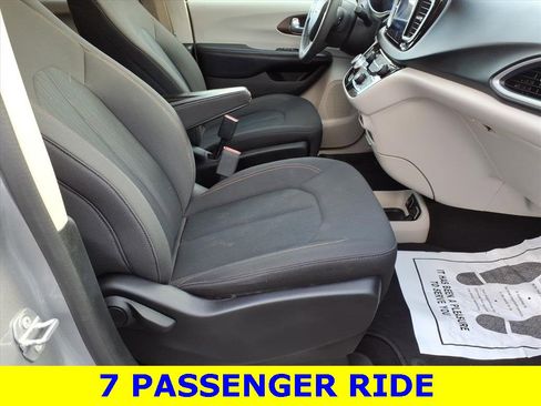 Used 2017 Chrysler Pacifica Touring image 8