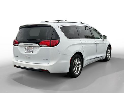 Used 2018 Chrysler Pacifica Limited image 5