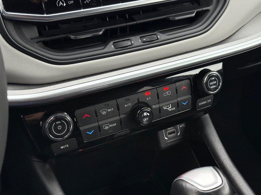 Used 2025 Jeep Compass Limited AWD/4WD image 18