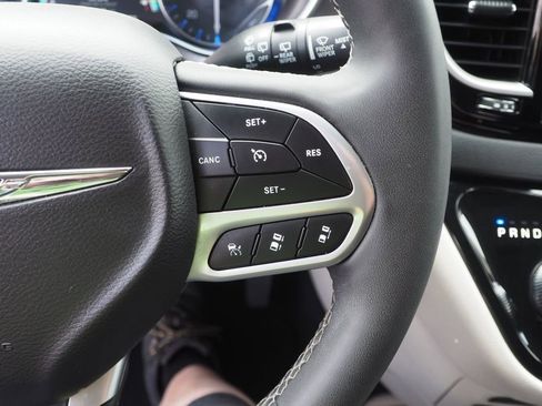 Used 2024 Chrysler Pacifica Touring-L FWD image 28