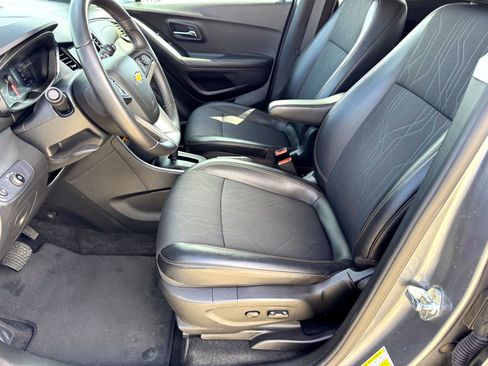 Used 2019 Chevrolet Trax LT w/ LT Convenience Package image 12