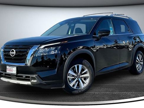 New 2025 Nissan Pathfinder SL image 2