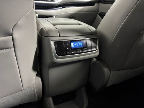 Used 2018 Toyota Highlander AWD V6 image 50