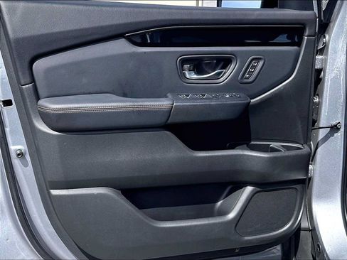 Used 2025 Honda Pilot TrailSport image 25