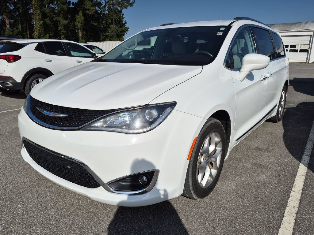 Used 2018 Chrysler Pacifica Touring-L Plus w/ Tire & Wheel Group FWD image 2