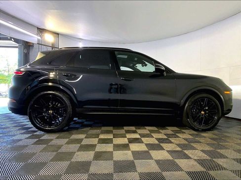 Certified 2024 Porsche Cayenne AWD/4WD image 8