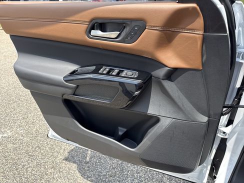 New 2026 Nissan Pathfinder Platinum FWD image 15