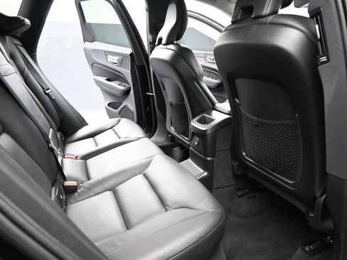 Used 2020 Volvo XC60 T8 Momentum image 20