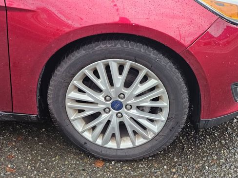 Used 2017 Ford Focus Titanium w/ Titanium Technology Package image 9