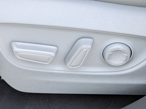 Used 2022 Toyota Highlander XLE FWD image 19
