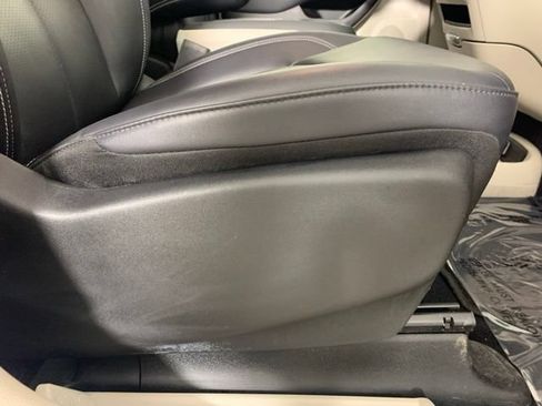 Used 2024 Chrysler Pacifica Touring-L FWD image 22