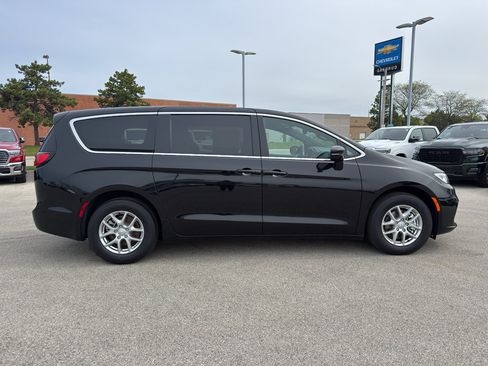 New 2026 Chrysler Pacifica Select FWD image 4