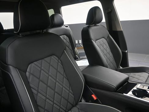 Used 2025 Volkswagen Atlas SEL Premium R-Line image 13