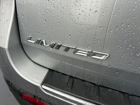 Used 2023 Ford Explorer Limited image 32