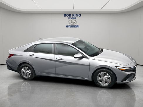New 2026 Hyundai Elantra SE FWD image 15