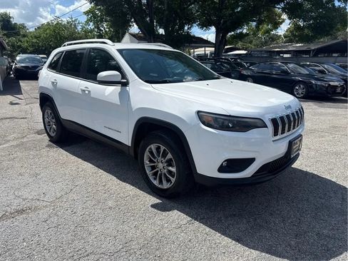 Used 2019 Jeep Cherokee Latitude Plus w/ Cold Weather Group AWD/4WD image 3