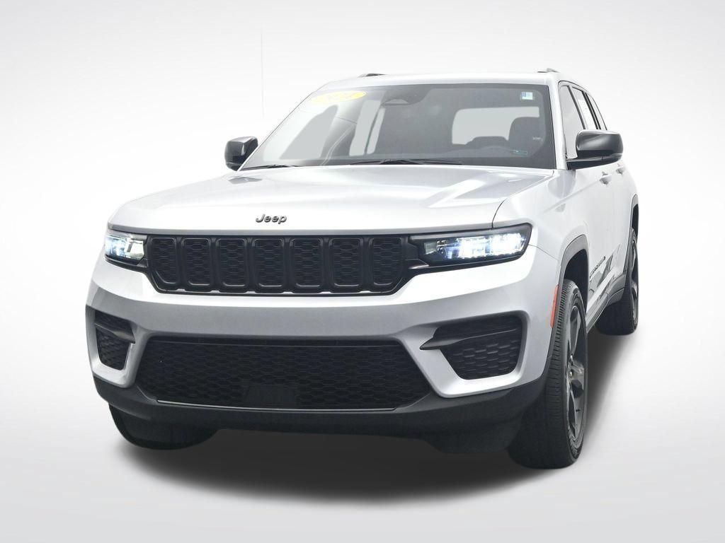Used 2024 Jeep Grand Cherokee Altitude RWD image 2