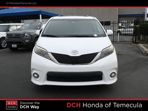 Used 2016 Toyota Sienna SE Premium image 2