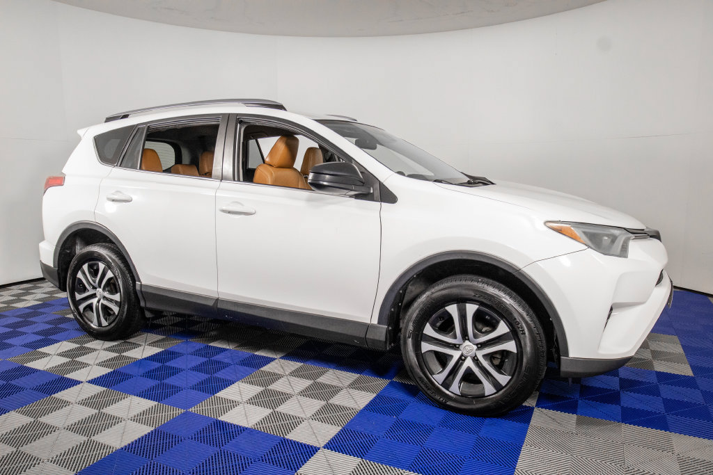 Used 2018 Toyota RAV4 LE FWD image 3