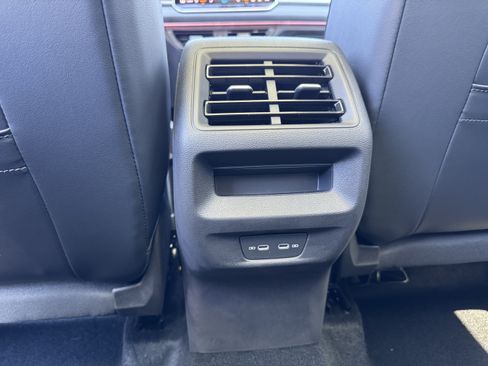 Used 2026 Volkswagen Tiguan SE FWD image 31